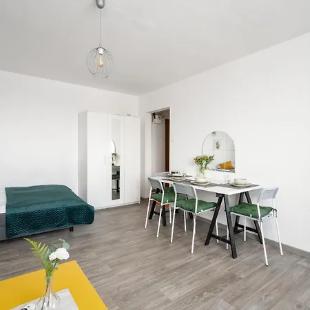 Апартаменти Cozy Studio Retro In By Renters